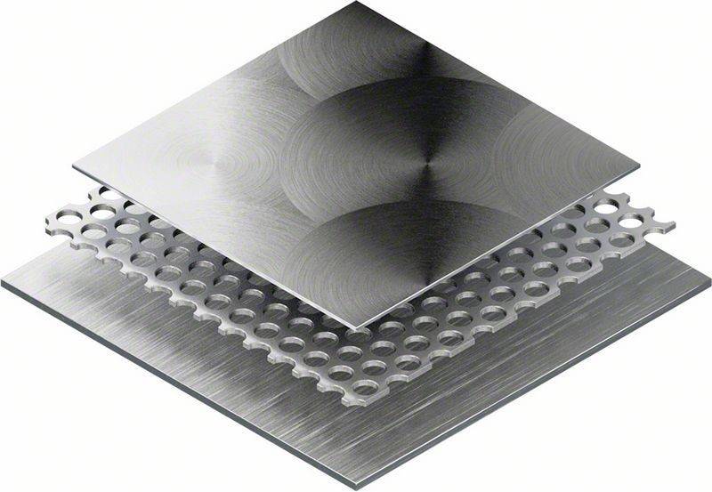 Aluminiumverbundplatte mit gebürsteter und gelochter Textur, die eine industrielle Oberfläche und moderne Designelemente präsentiert.
