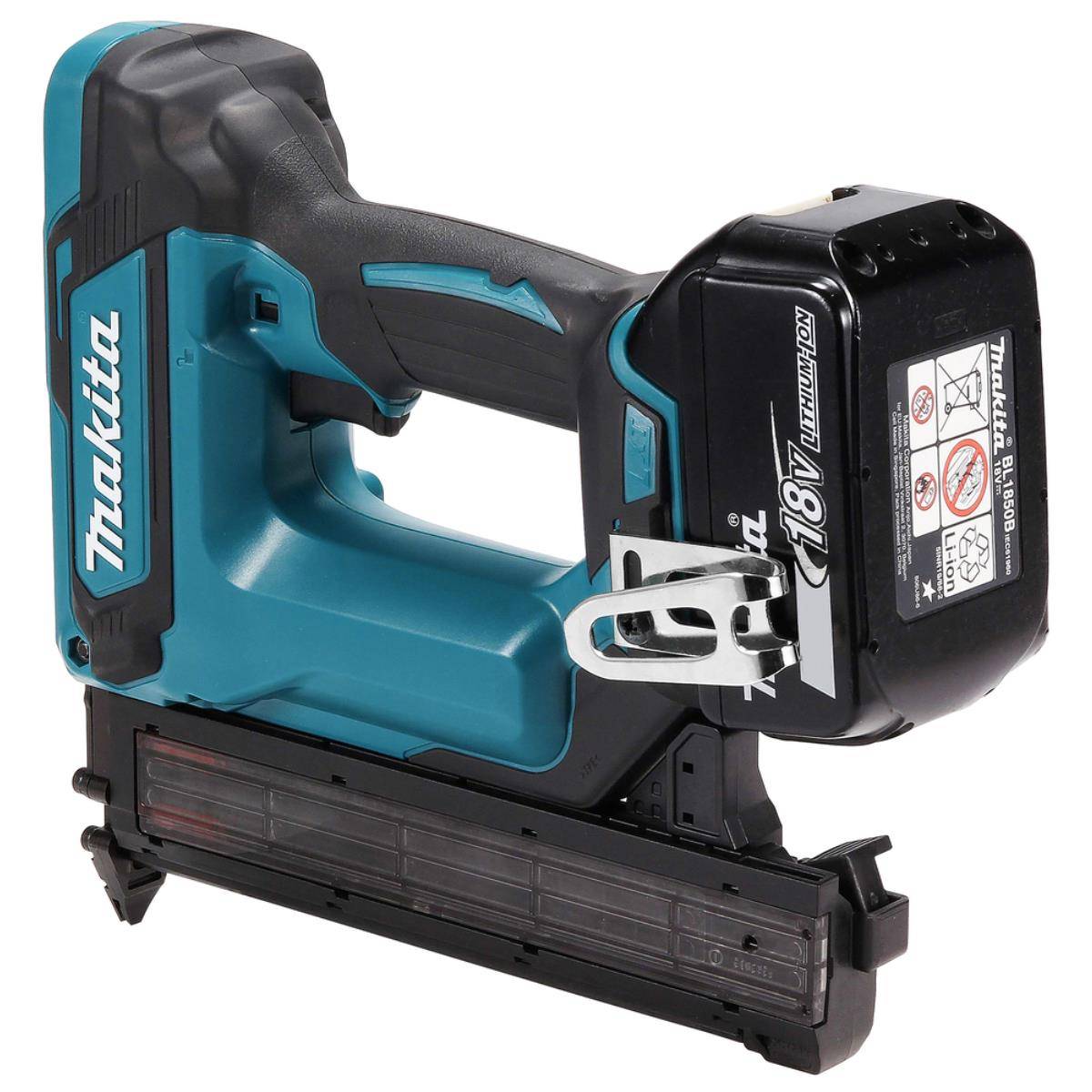 Makita 18V Akku-Spitznagler mit angebrachtem Akku, auf weißem Hintergrund dargestellt.