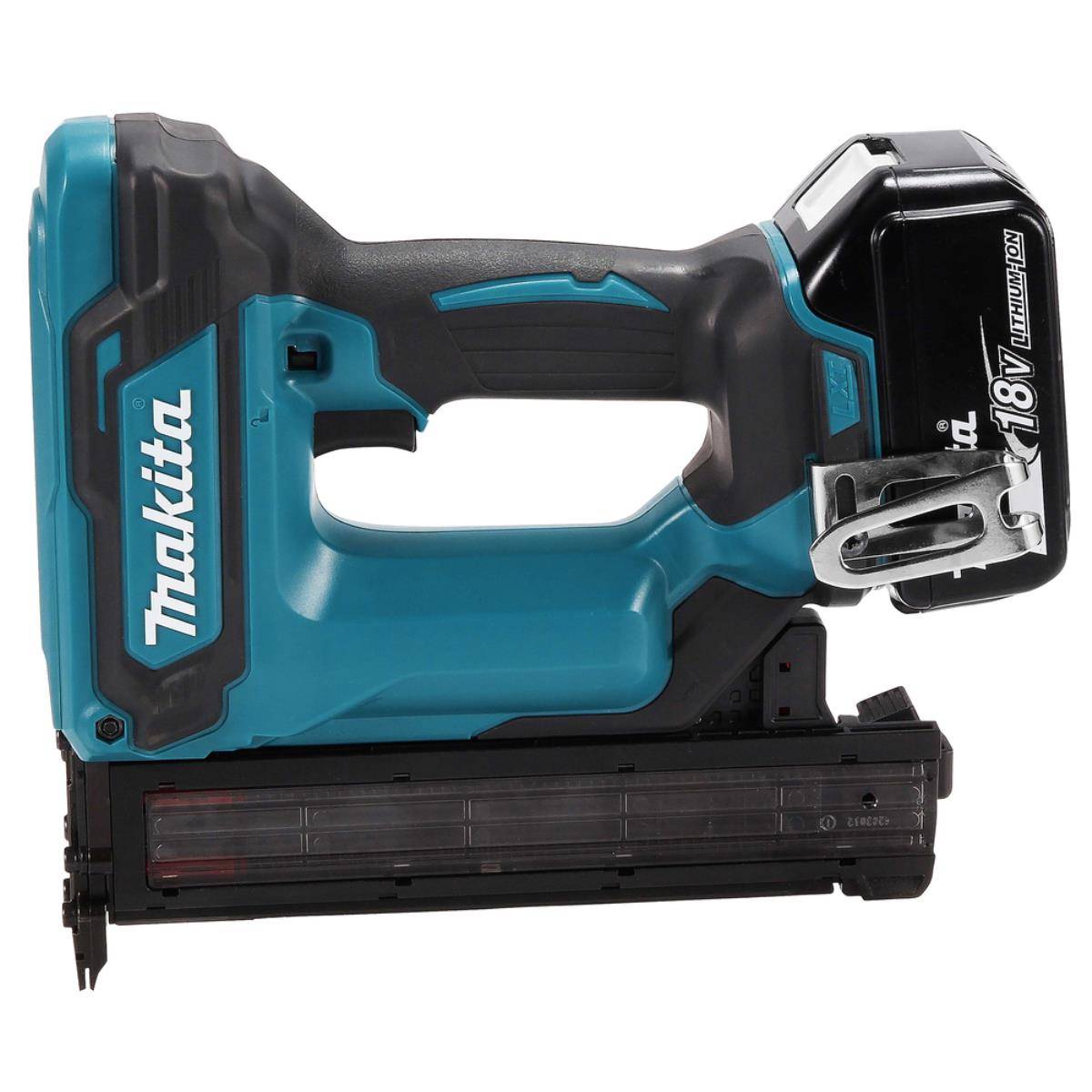 Makita 18V Akku-Nagelschussgerät, Seitenansicht auf weißem Hintergrund mit angebrachtem Akku und geladenermagazin.