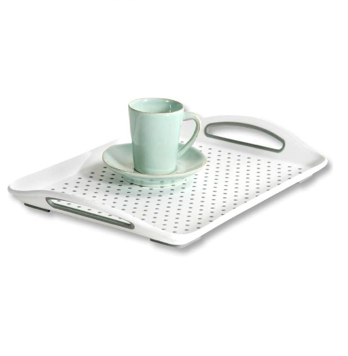 Weißes Serviertablett mit perforierter Oberfläche und Griffen, auf dem eine mintgrüne Tasse mit Untertasse steht.