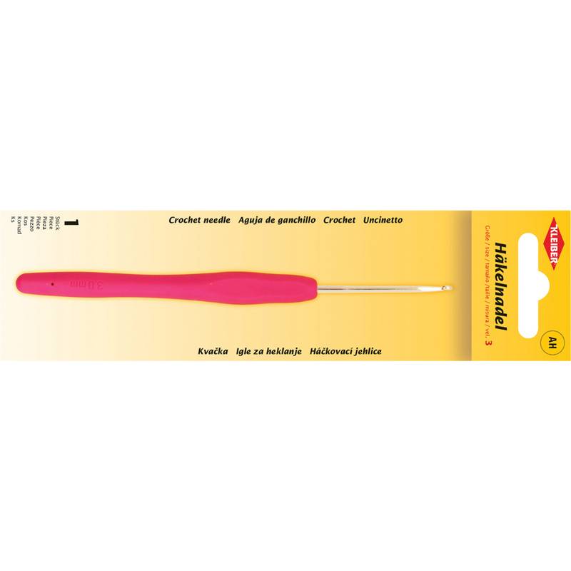 Eine rosa Häkelnadel in ihrer Verpackung mit mehreren Sprachen, auf der das Wort „Häkelnadel