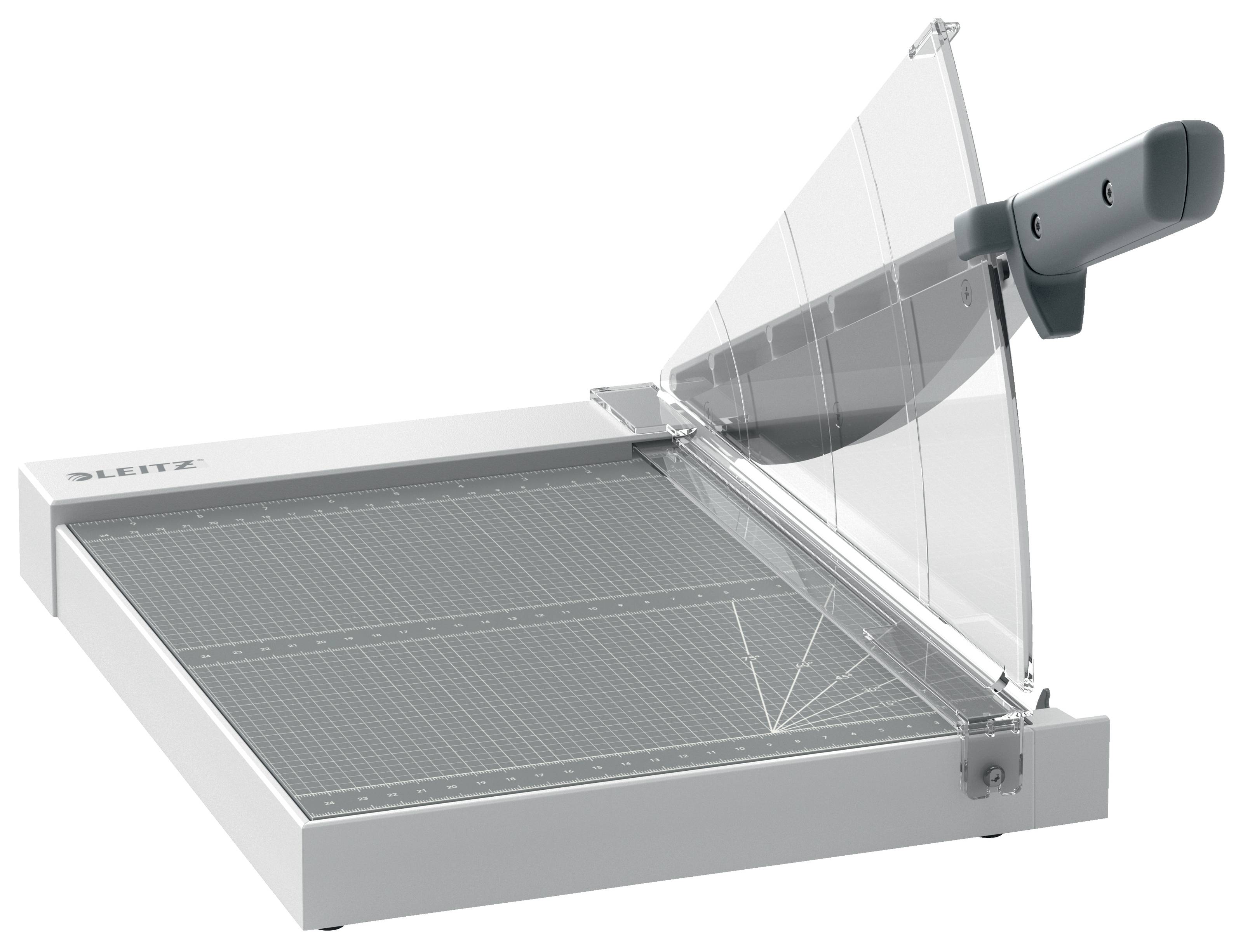 Papierschneider mit transparenter Schutzvorrichtung und erhobener Schneideklinge über einer Schneidefläche mit Rasterlinien.