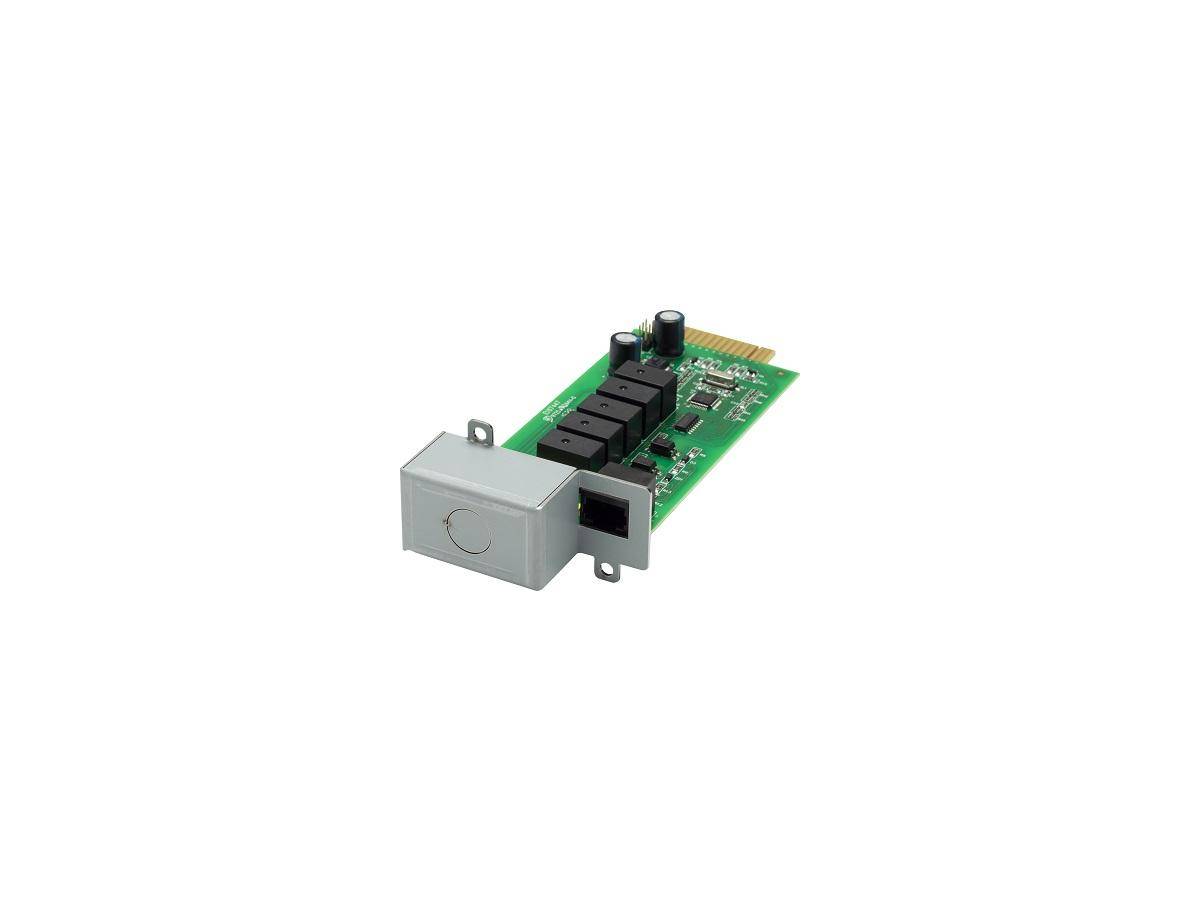 Grüne elektronische Leiterplatte mit einem Metallstecker und schwarzen Relais, gezeigt auf weißem Hintergrund.