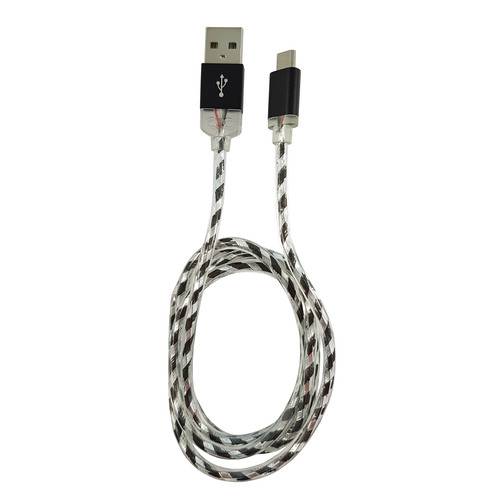 Ein langes geflochtenes USB-Kabel mit einem USB-A-Anschluss an einem Ende und einem USB-C-Anschluss am anderen Ende, das zum Aufladen oder zur Datenübertragung verwendet wird.