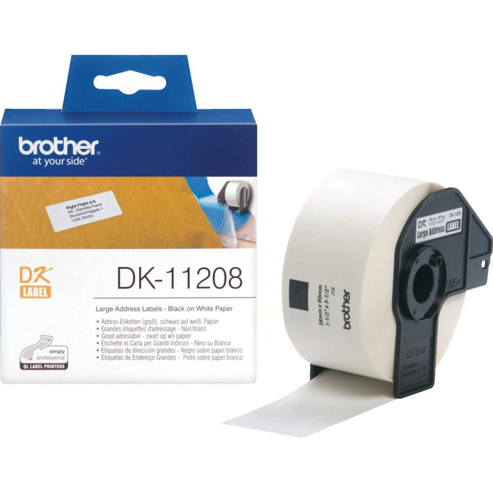 Brother DK-11208 Etikettrolle und Verpackung für große Adressetiketten, Schwarz auf weißem Papier, gezeigt mit der Druckerkartusche.