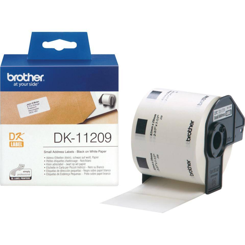 Brother DK-11209 Etikett-Druckerbandkassette in einer Schachtel, neben der weißen Etikettenrolle mit ausgerollten Etiketten dargestellt.