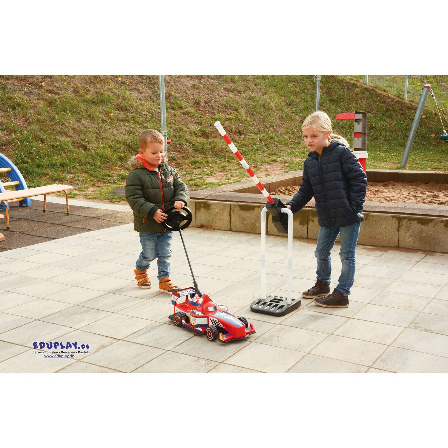 EDUPLAY 120567 Schranke, Kunststoff, 93 x 23 x 68 cm, rot/weiß/schwarz