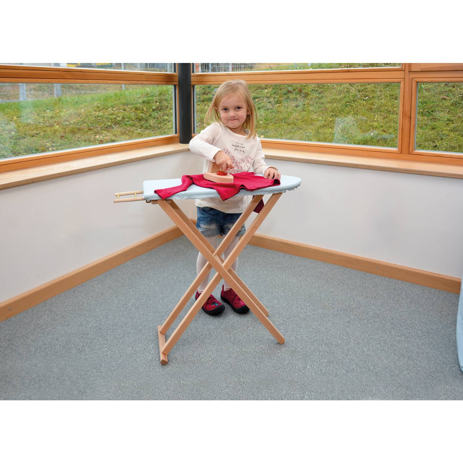 EDUPLAY 120484 Bügelbrett mit Bügeleisen und Bezug, 62 x 70 x 23 cm, natur/blau