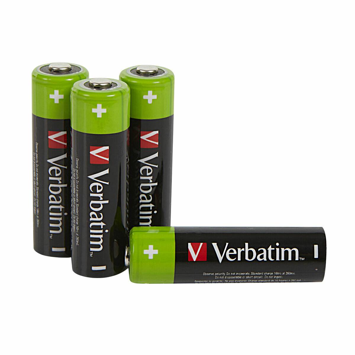 Vier Verbatim-AA-Batterien, drei aufrecht stehend und eine horizontal liegend, auf weißem Hintergrund.