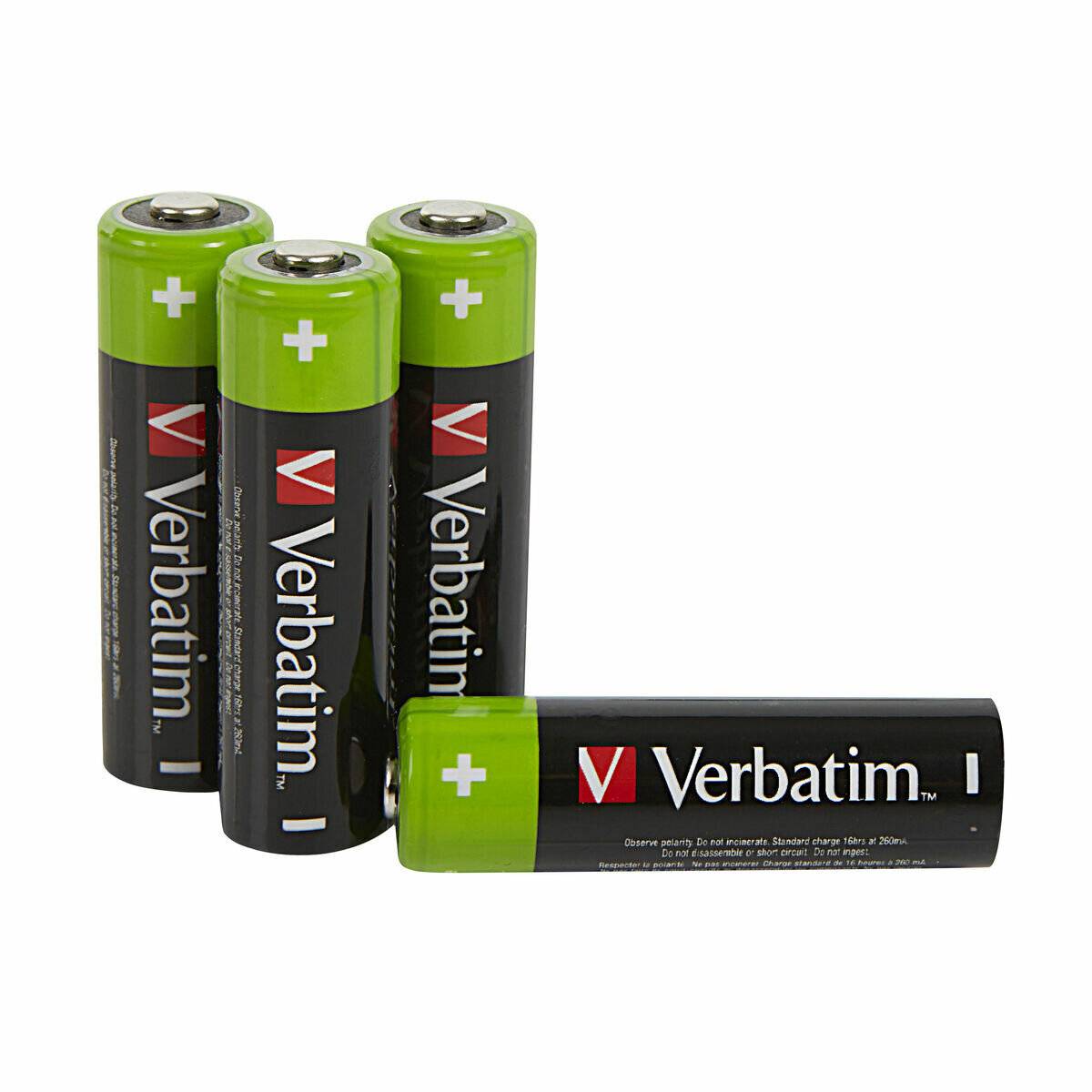 Vier aufladbare Verbatim-Batterien, drei aufrecht stehend und eine liegend auf weißem Hintergrund.