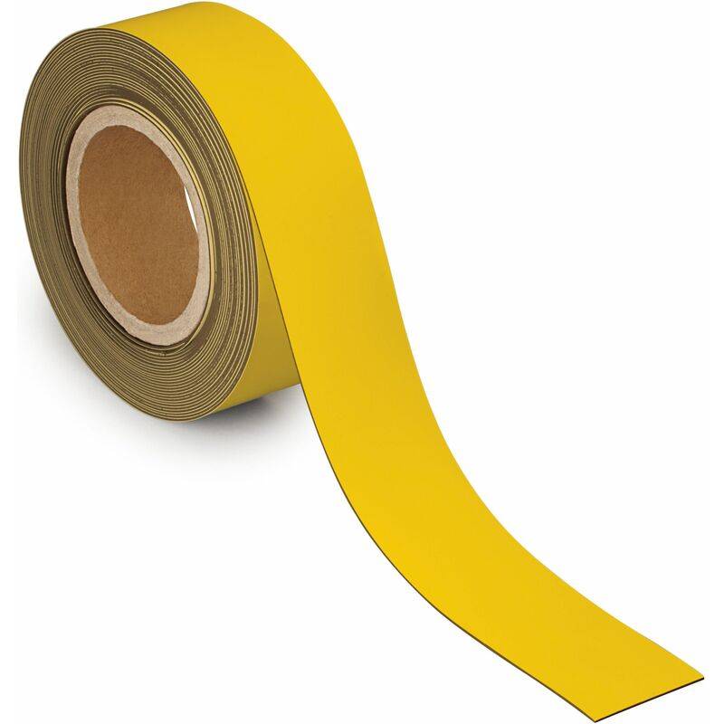 Rolle aus gelbem Klebeband mit einem langen Streifen, der auf weißem Hintergrund abgewickelt ist.