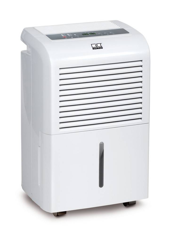 Ein weißer, freistehender Entfeuchter mit einem digitalen Bedienfeld und sichtbaren Lüftungsschlitzen, vor einem einfarbigen Hintergrund platziert.