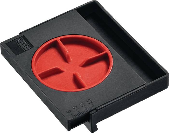 Ein roter kreisförmiger Gegenstand mit vier Segmenten, eingebettet in ein schwarzes rechteckiges Gehäuse, möglicherweise ein Kamerazubehör.