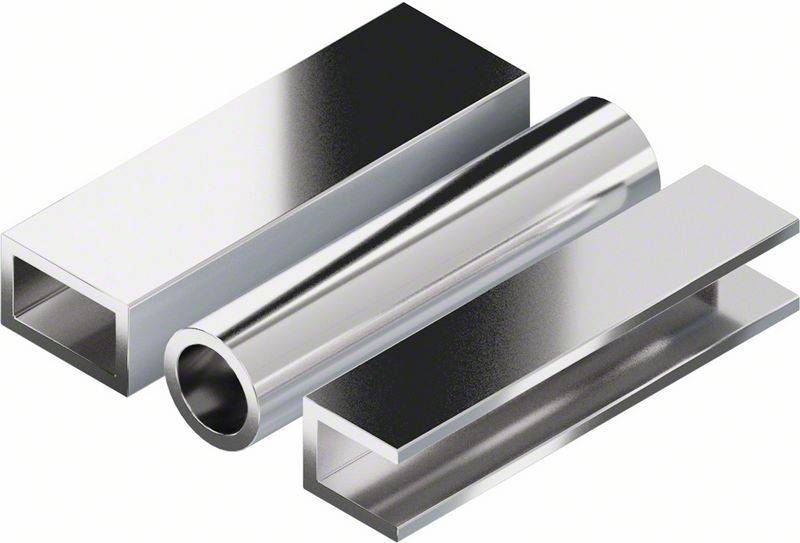 Zwei zylindrische und ein rechteckiger Metallstab in reflektierender Silberoptik, parallel zueinander angeordnet.