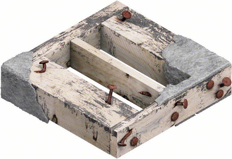 Heruntergekommener Holzrahmen mit verrosteten Nägeln und Betonresten, der alt und abgenutzt erscheint.