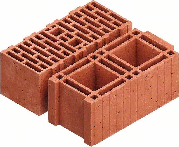 Zwei rote hohle Ziegelsteine mit mehreren rechteckigen Hohlräumen, nebeneinander gestapelt, die üblicherweise im Bauwesen für leichte Wände verwendet werden.