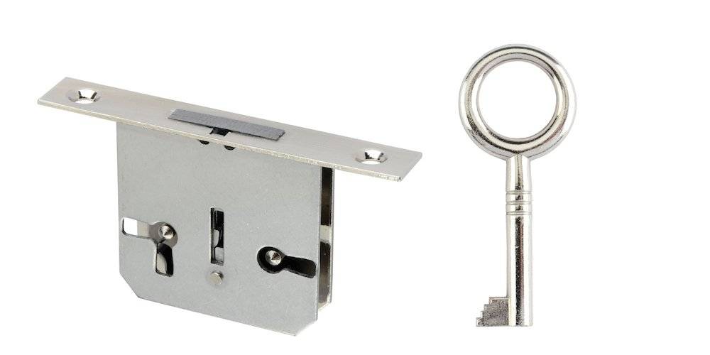 Eine Nahaufnahme eines Metallschloss-Mechanismus neben einem Schlüssel im Vintage-Stil mit rundem Griff.