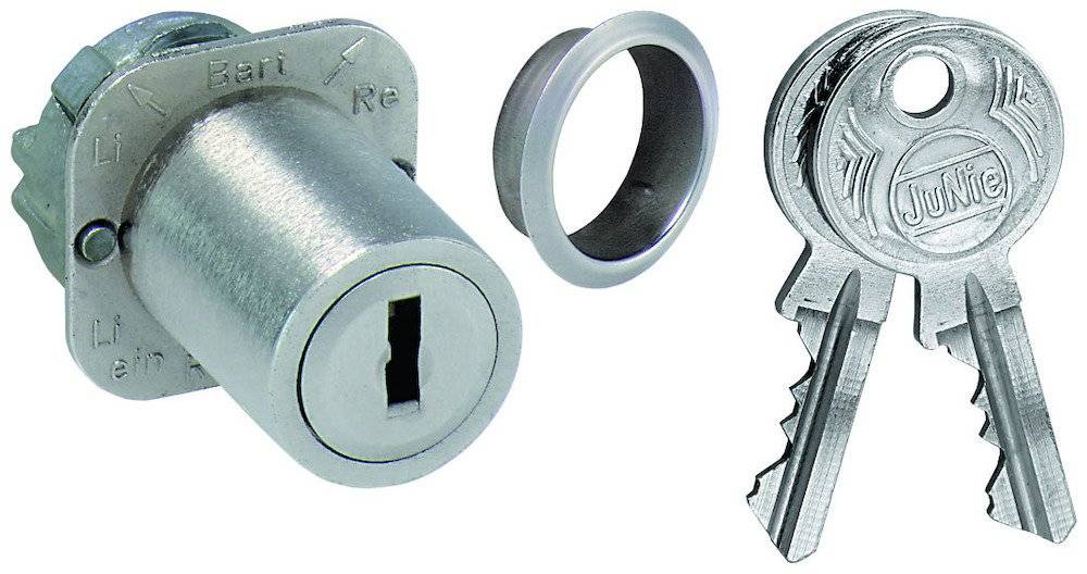 Ein Zylinderschloss mit einem Schlüsselloch, einem Metallring und einer teilweisen Ansicht eines Schlüssels auf der rechten Seite, was auf einen Sicherungs- oder Verriegelungsmechanismus hindeutet.