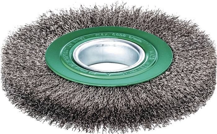 Eine runde Drahtbürste mit Metallborsten und einem grünen Rand, die zum Reinigen oder Polieren von Oberflächen verwendet wird.