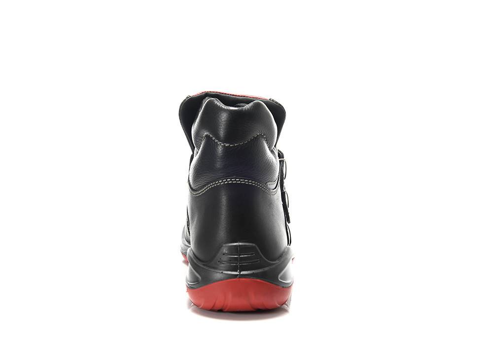 Ein schwarzer und roter High-Top-Turnschuh, von hinten betrachtet, mit hervorgehobenem rotem Sohlenbereich und detaillierter Naht am Absatz.