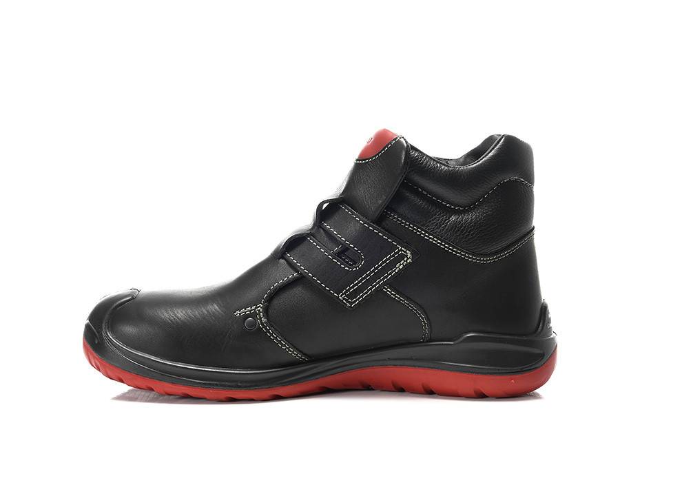 Ein schwarzer Lederschuh mit roter Sohle, ausgestattet mit einem Klettverschluss und Ziernähten, entwickelt für robuste Belastbarkeit und Komfort.