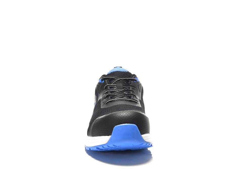 Ein schwarzer Sportschuh mit blauen und weißen Akzenten, von vorne auf weißem Hintergrund betrachtet.
