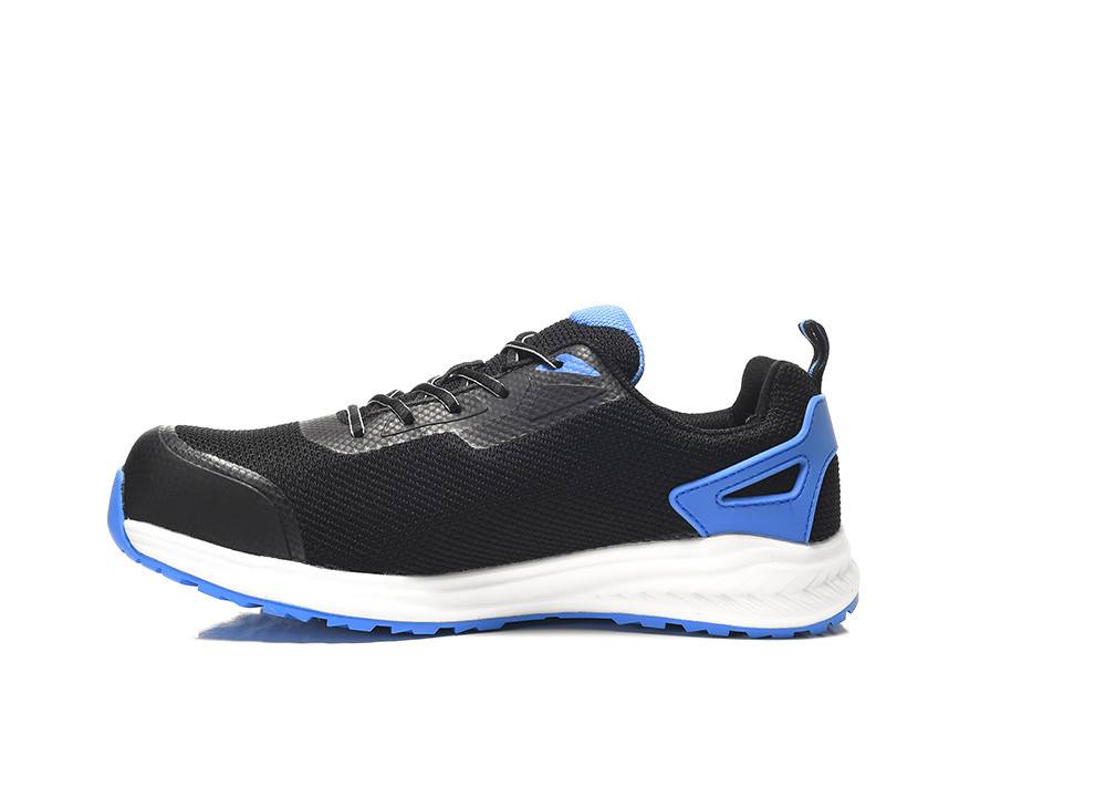 Ein schwarzer und blauer Sportschuh mit einer weißen Sohle, der ein Mesh-Obermaterial und eine Fersenlasche zum einfachen Anziehen aufweist.