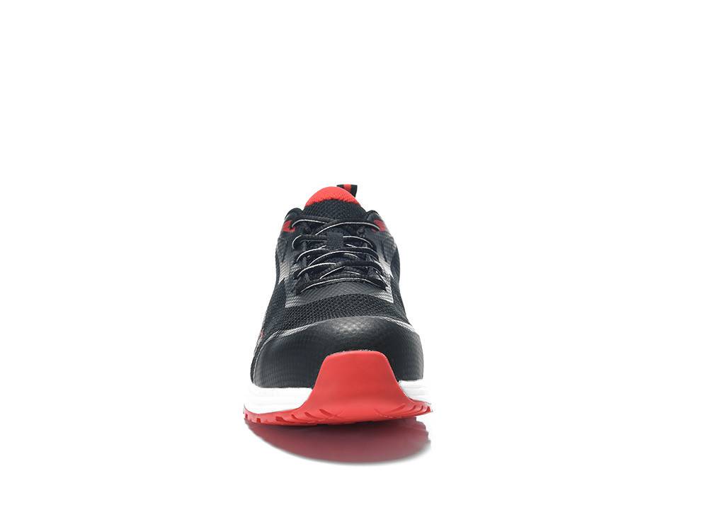 Ein schwarzer und roter Laufschuh mit weißen Akzenten, von vorne gezeigt, mit roter Sohle und schwarzen Schnürsenkeln.