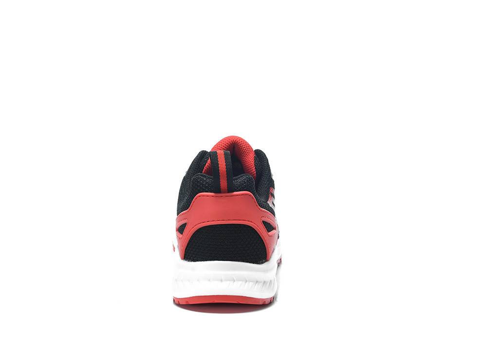 Ein roter und schwarzer Sportschuh, von hinten betrachtet, mit gedämpfter Sohle und Maschengewebe, vor einem weißen Hintergrund.