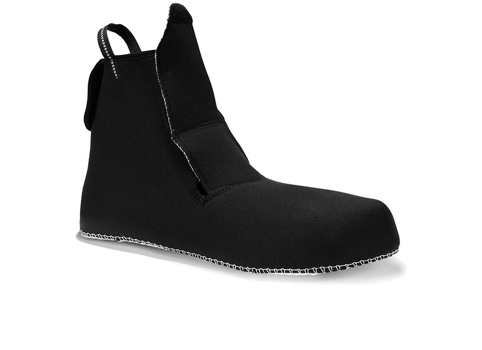 Ein schwarzer Neopren-Strandstiefel mit verstärkten Nähten und einer Schlaufe am Rücken zum einfachen Anziehen.