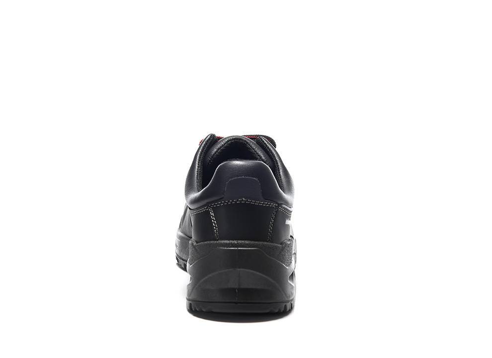 Ein schwarzer Schuh von hinten betrachtet, mit einer dicken Sohle und minimalistischem Design, vor einem schlichten weißen Hintergrund.