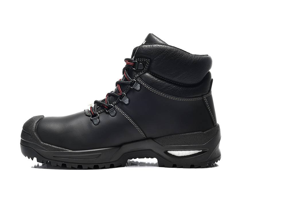 Ein schwarzer Wanderschuh mit robuster Sohle, roten Schnürsenkelhighlights und schwarzem Lederschaft, der für den Outdoor-Einsatz konzipiert ist.