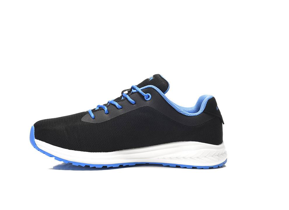 Ein schwarzer und blauer Sportschuh mit weißen Sohlen, der ein modernes Design für Laufen oder lässige Kleidung präsentiert.