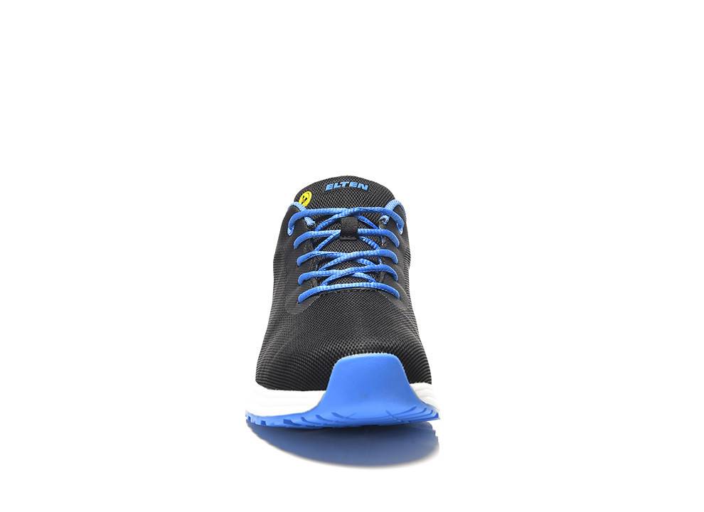 Ein schwarzer Turnschuh mit blauen Schnürsenkeln und blauer Sohle, von vorne gezeigt. Der Turnschuh trägt ein kleines gelbes Smiley-Gesicht auf der Zunge.