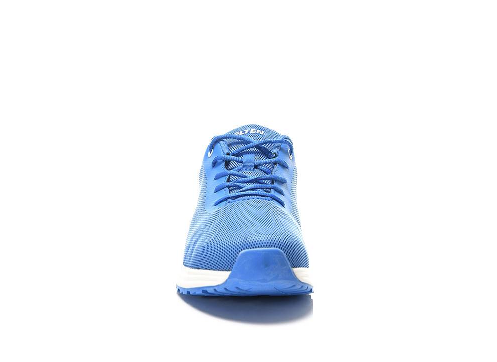 Ein blauer Sportschuh, von vorne betrachtet, mit seiner Maschentextur und Schnürsenkeln auf weißem Hintergrund.