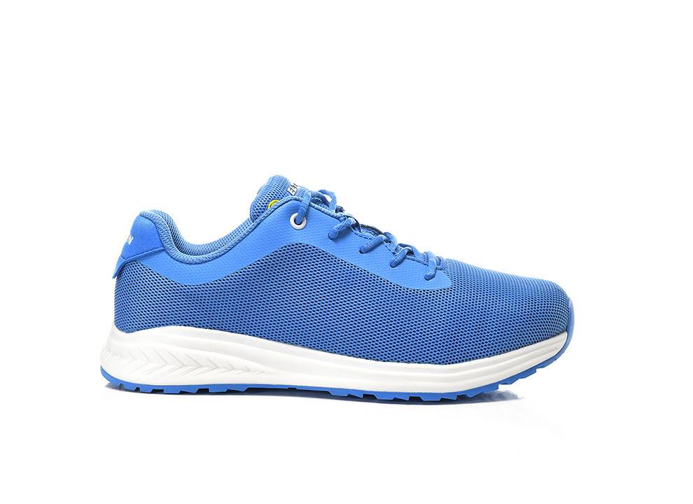 Ein blauer Sportschuh mit weißer Sohle, der aus Netzstoff für eine gute Atmungsaktivität gefertigt ist.