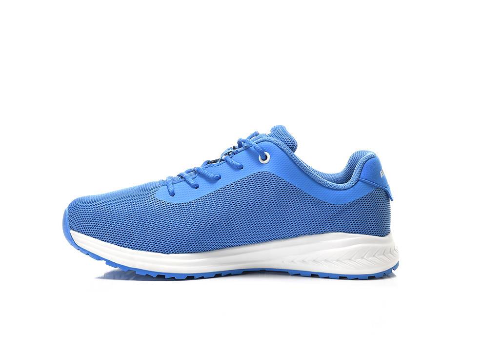 Blauer Sportschuh mit weißer Sohle, Seitenansicht, auf einem einfarbigen Hintergrund.