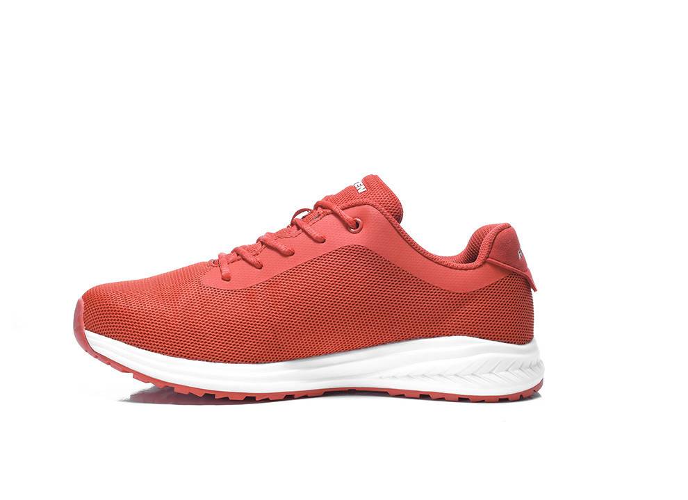 Ein roter Sportschuh mit weißer Sohle und weißen Schnürsenkeln wird vor einem einfarbigen weißen Hintergrund präsentiert, wodurch sein sportliches Design hervorgehoben wird.