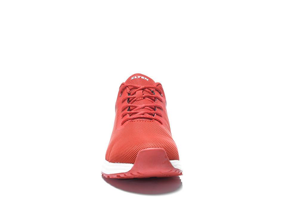Roter Sportschuh frontal auf weißem Hintergrund platziert, wobei die Maschentextur und die robusten Schnürsenkel hervorgehoben werden.