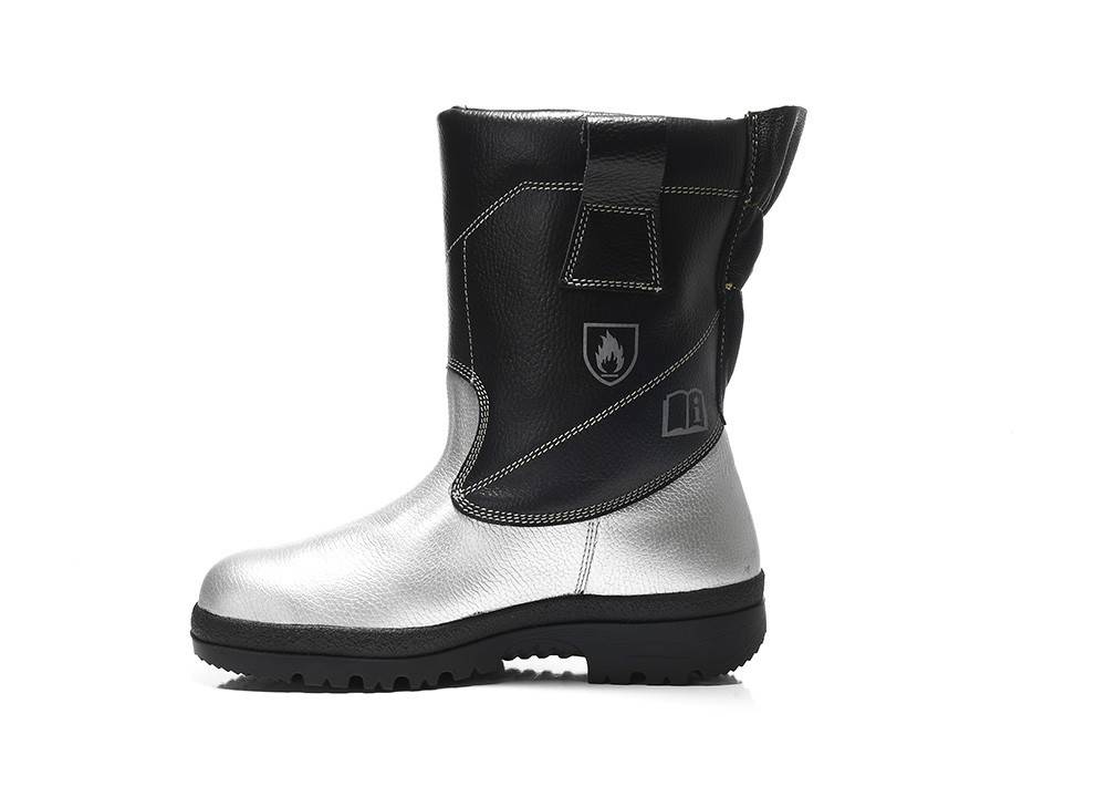 Schutzstiefel mit Flammen- und Buchsymbolen; Design aus schwarzem und silbernem Leder.