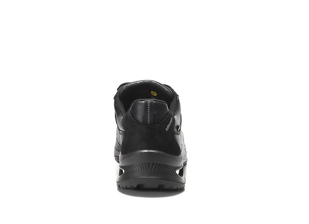 Ein schwarzer Sportschuh, von hinten gezeigt, der die Sohlengestaltung und Nahtdetails hervorhebt.