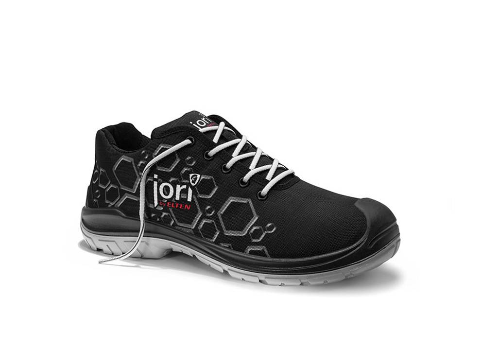 Ein schwarzer Turnschuh mit weißen Schnürsenkeln und sechseckigen Designs, mit dem Logo 'Jori Elten' an der Seite, vor einem weißen Hintergrund.