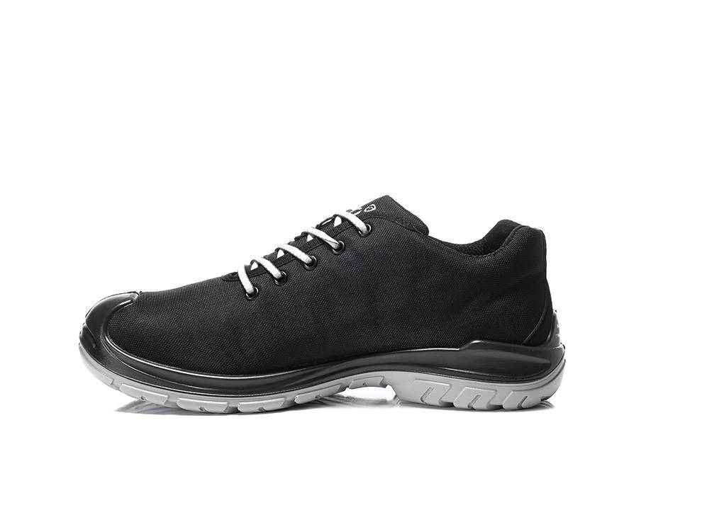 Ein schwarzer, tiefer Sneaker mit grauer Sohle wird von der Seite gezeigt. Er verfügt über weiße Nähte und dunkle Schnürsenkel und eignet sich für lässige Kleidung.