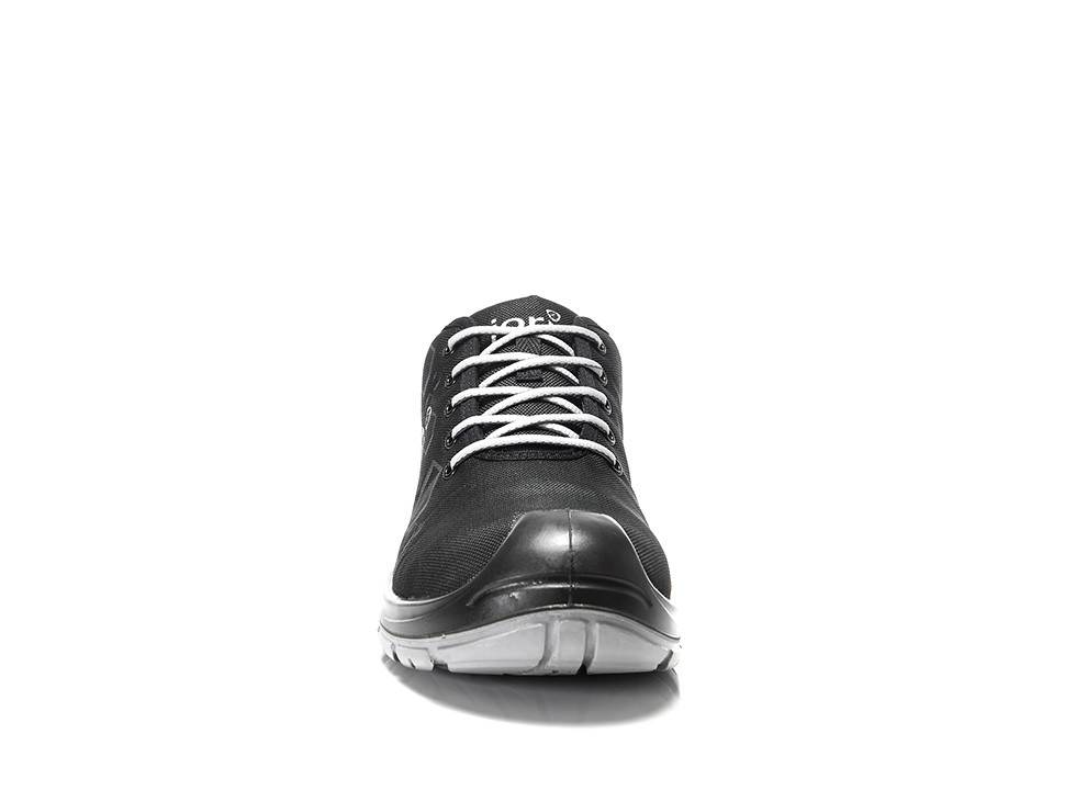 Ein schwarzer Sportschuh mit weißen Schnürsenkeln und abgerundeter Zehenpartie, von vorne betrachtet, der sein Profil und sein schlankes Design zeigt.