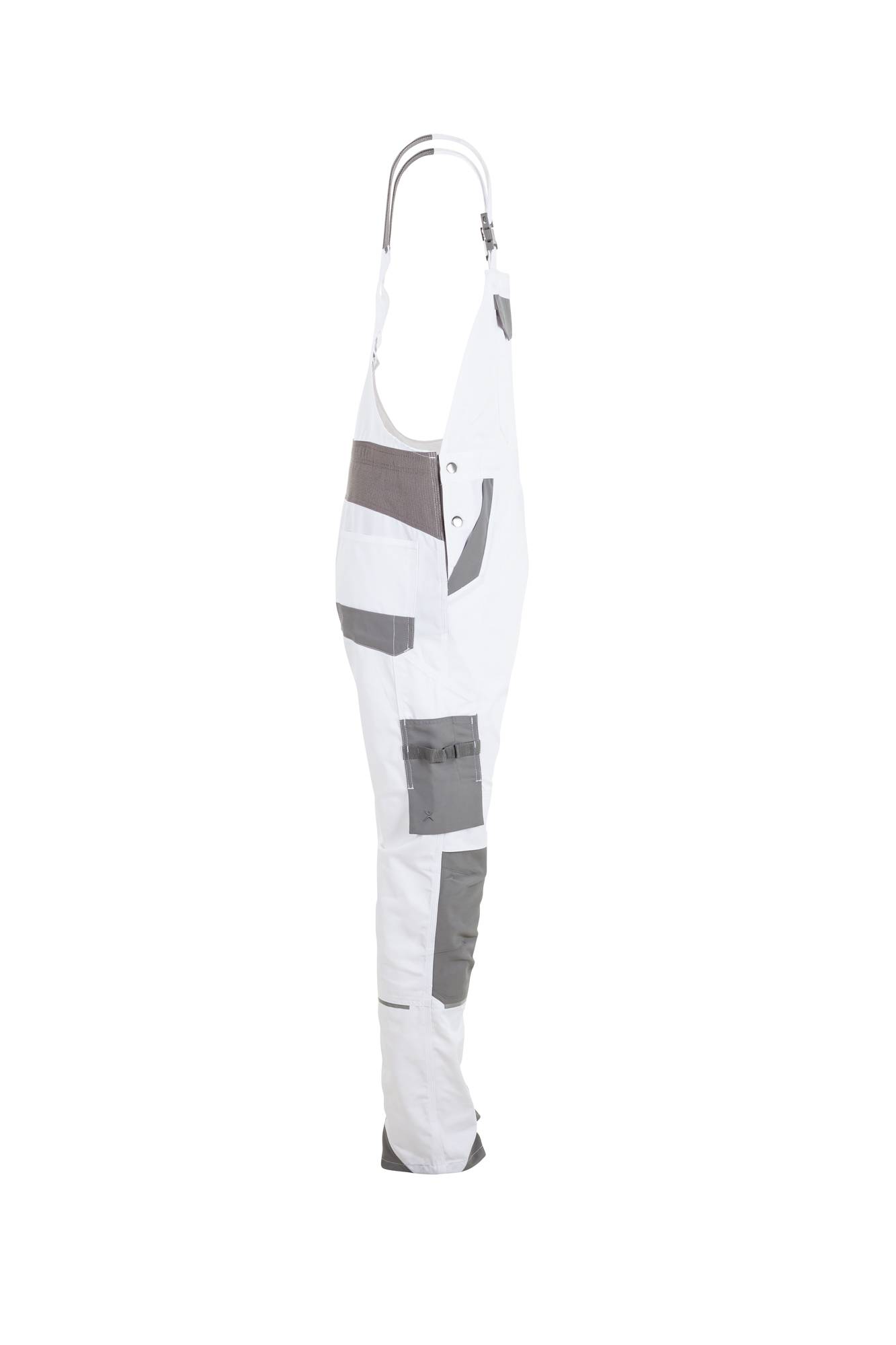 Weiße und graue Arbeitslatzhosen, die an einem Haken hängen, wobei die Vordertaschen und verstellbaren Träger zu sehen sind.