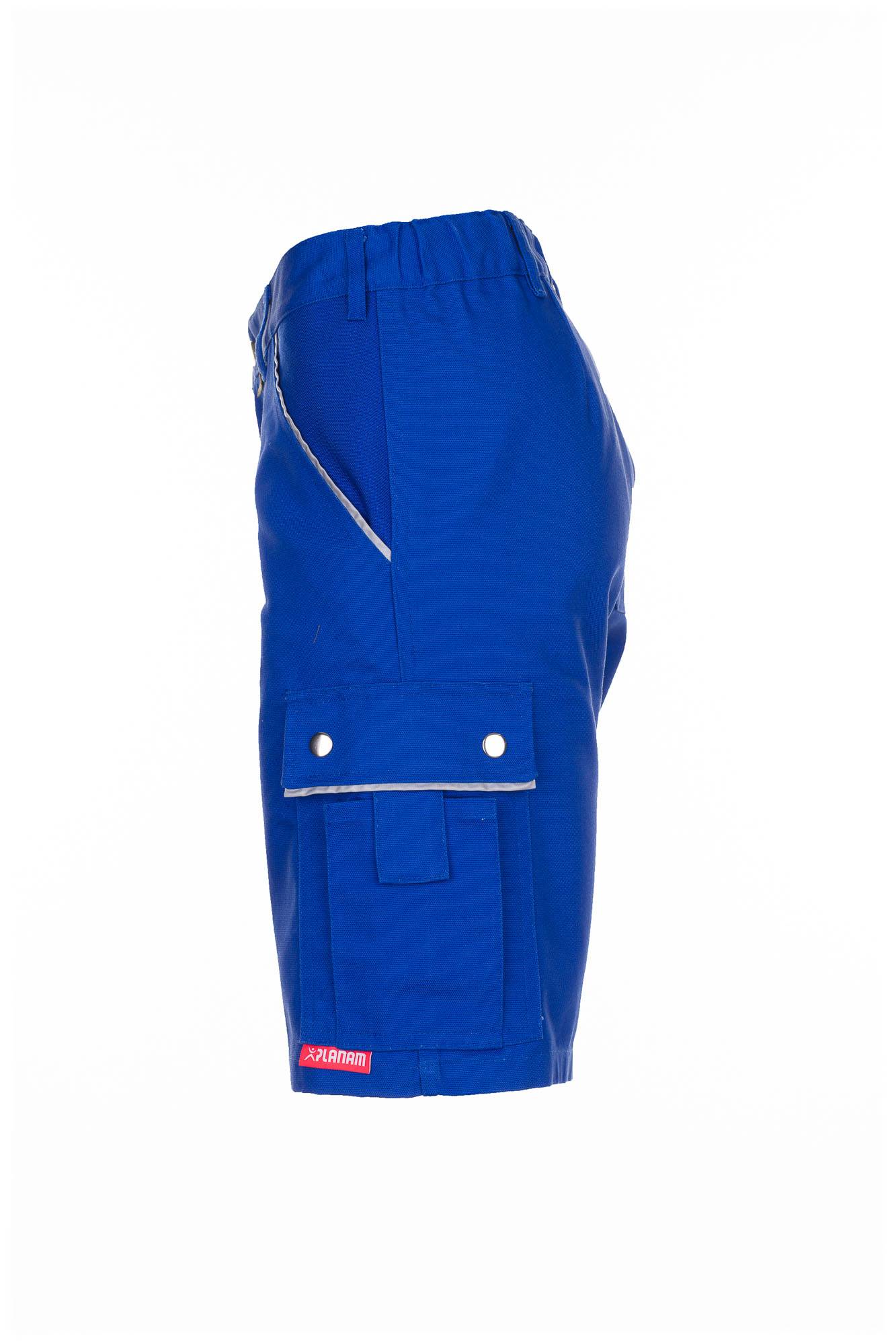 Blaue Arbeitskurze, shown in Seitenansicht, mit Cargotasche, Klappe und Druckknöpfen auf weißem Hintergrund.