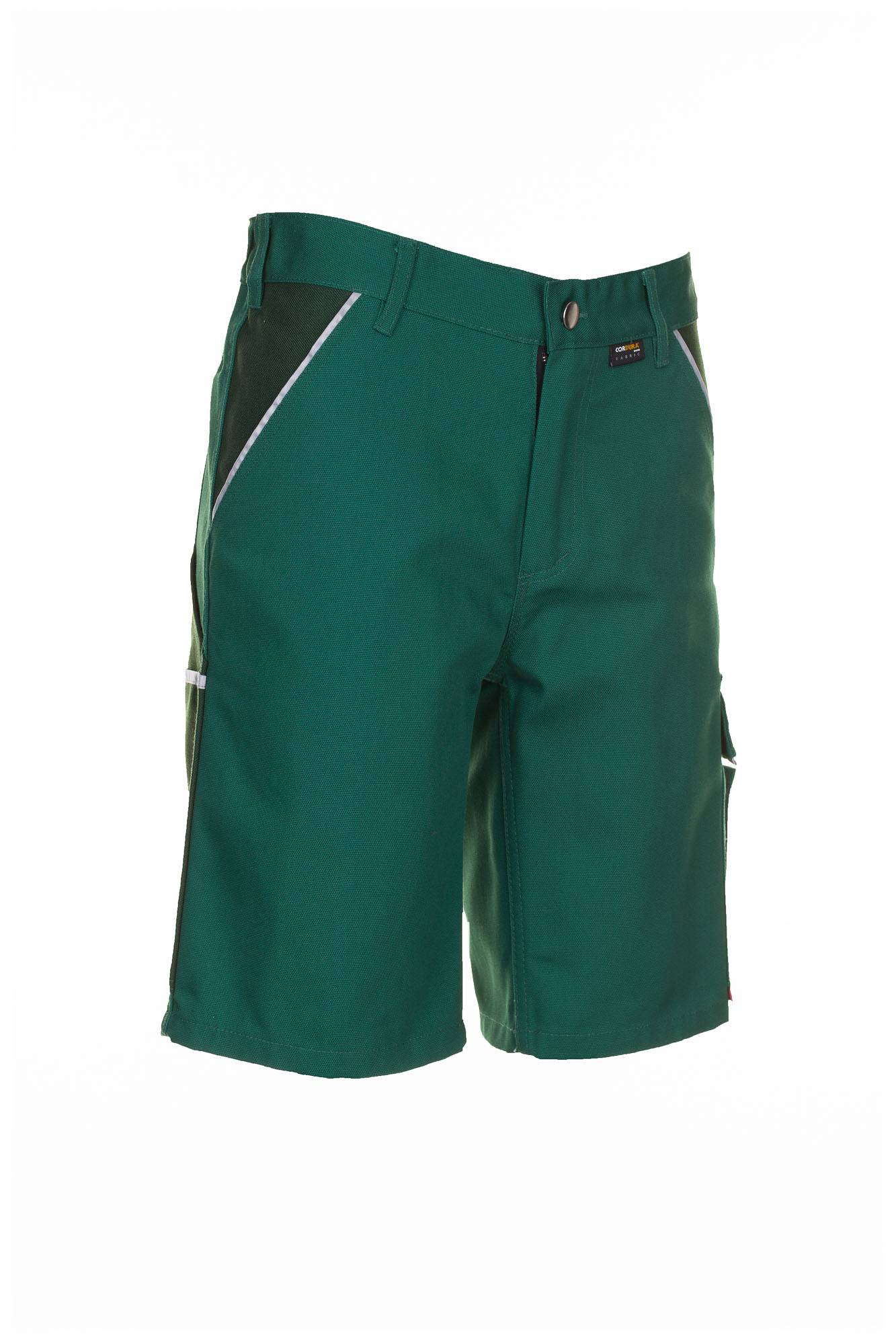 Grüne athletic Cargo-Shorts mit Seitentaschen und kontrastierendem weißen Saum, präsentiert auf schlicht weißem Hintergrund.