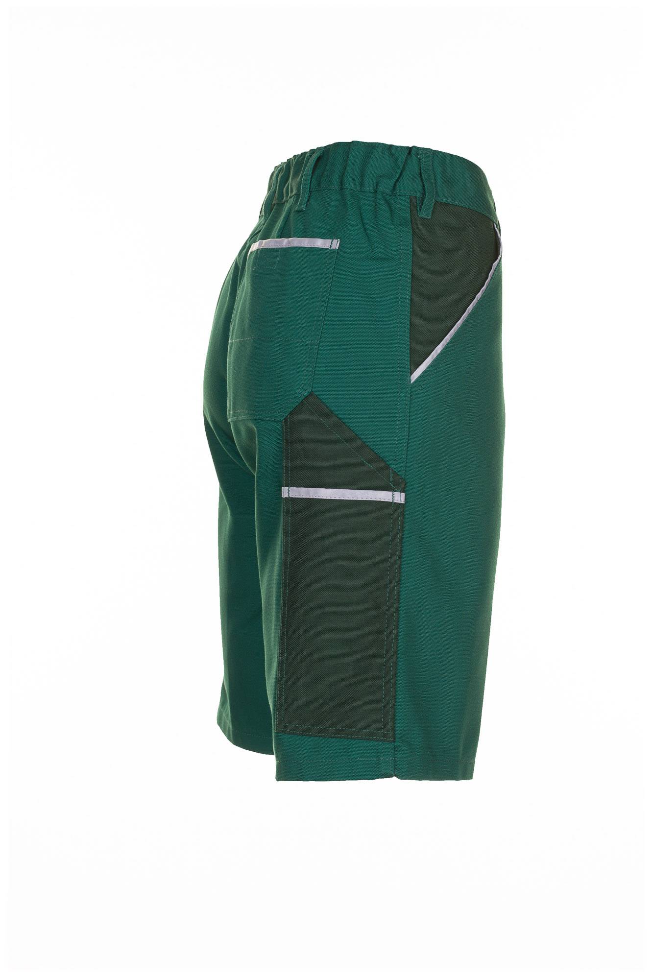 Grüne Sportshorts mit dunklen Mesh-Einsätzen und reflektierendem Besatz auf weißem Hintergrund.