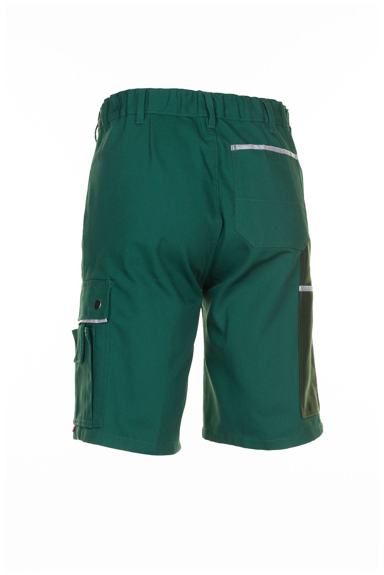 Grüne Cargoshorts mit elastischem Bund, seitlichen Cargotaschen und reflektierendem Besatz auf weißem Hintergrund.