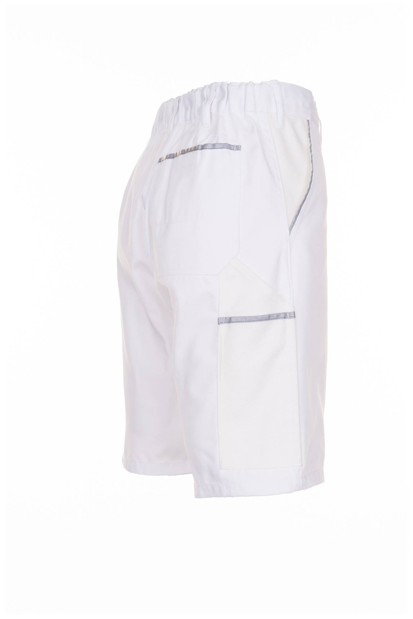 Weiße Herrenshorts mit einer Rückentasche und einer seitlichen Cargotasche, gezeigt vor weißem Hintergrund.